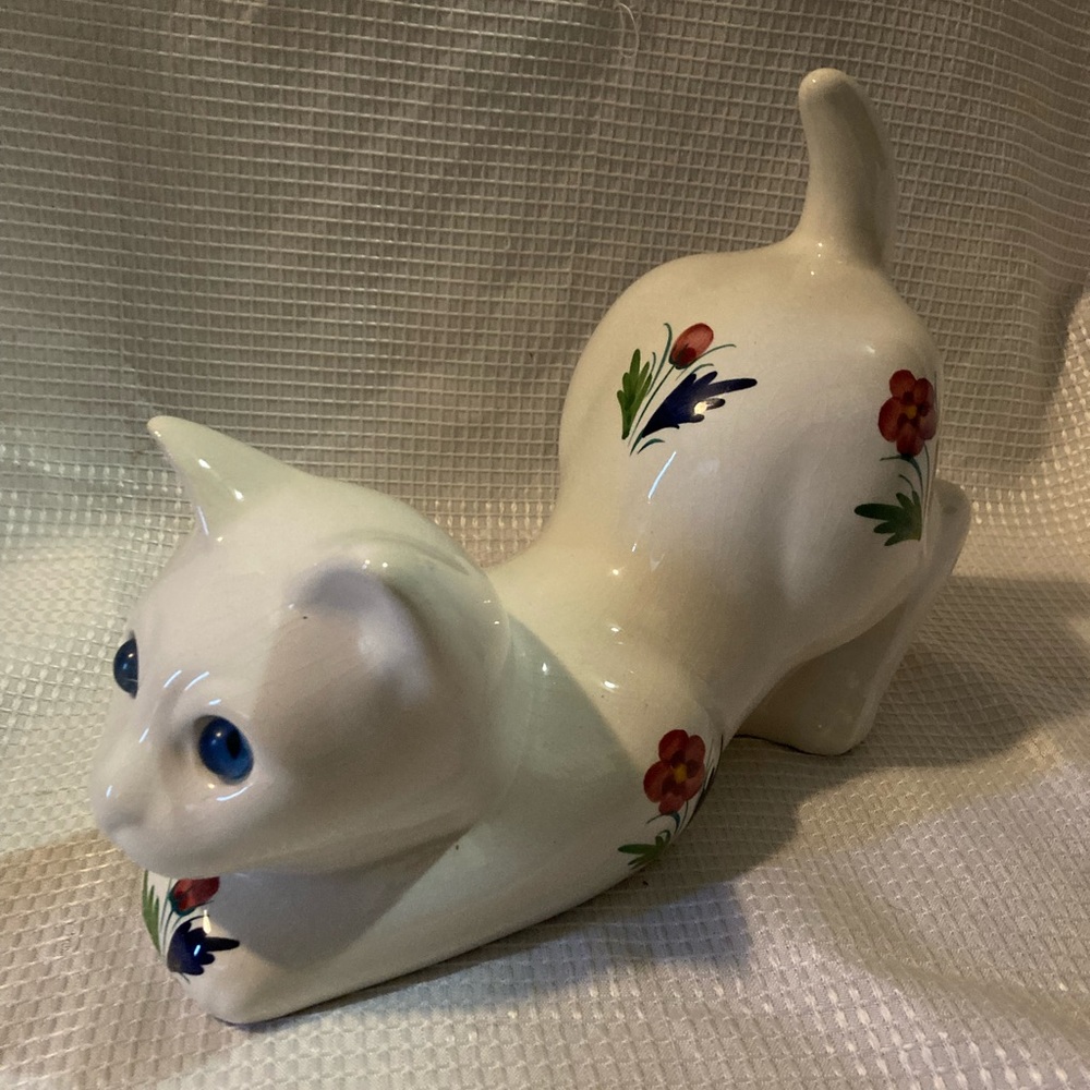 Crouching Cat - Blue Glass Eyes - Red Roses - ELPA Alcobaca Portugal - Vintage